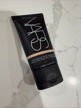 NARS Pure Radiant Tinted Moisturizer Broad Spectrum SPF 30 Sunscreen Light 0